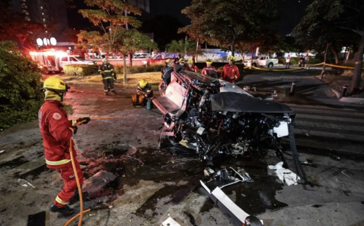 特斯拉Cybertruck大型事故,撞得稀巴烂,四人奇迹生还